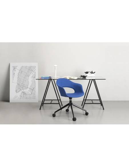 alt= Sillón Lady B Pop con ruedas tapizado